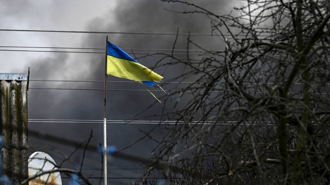 Ataque ruso destruye pista de aterrizaje del aeropuerto en Odesa