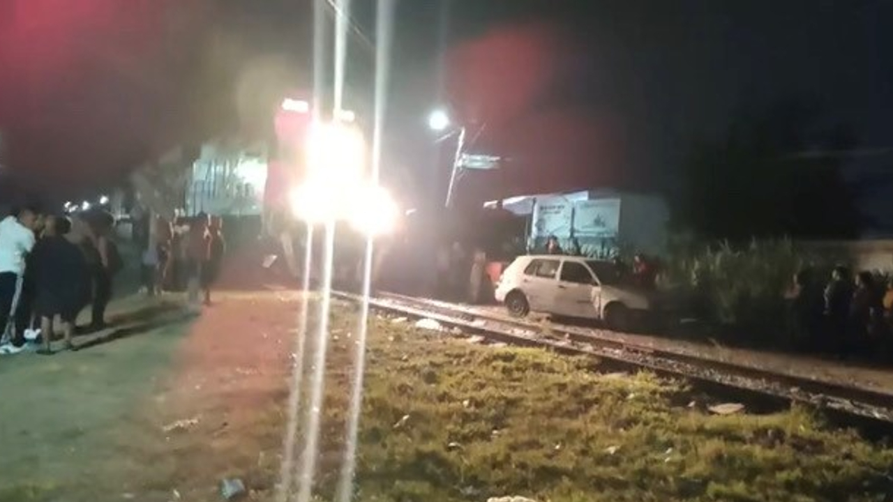En Cuautlancingo; un automovilista trató de ganarle al tren y falló en el intento