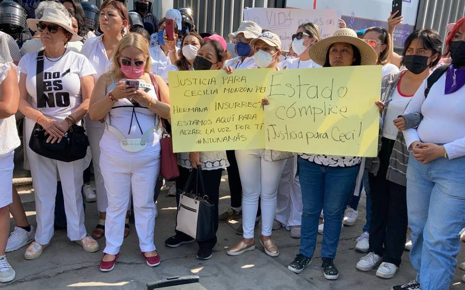 Tras asesinato activistas y familiares de Cecilia Monzón protestan afuera de la Fiscalía de Puebla 