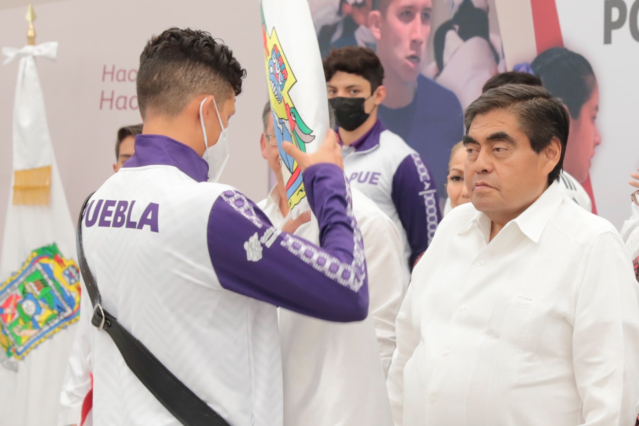 Miguel Barbosa abanderó a la Delegación Poblana que participará en los Juegos Conade