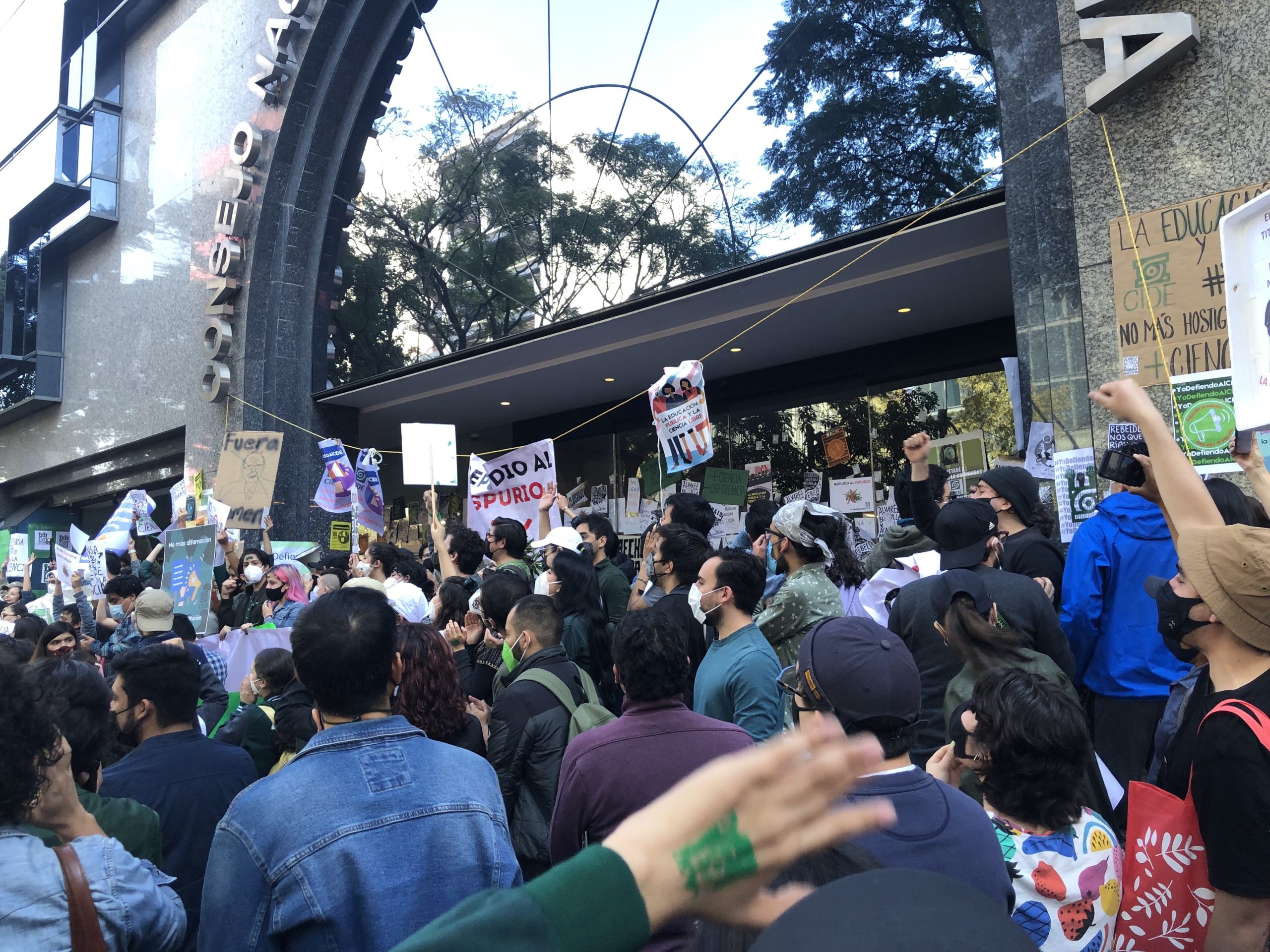 Conacyt cerrará convocatoria de becas este viernes y se las negará a estudiantes que hicieron denuncias en su contra