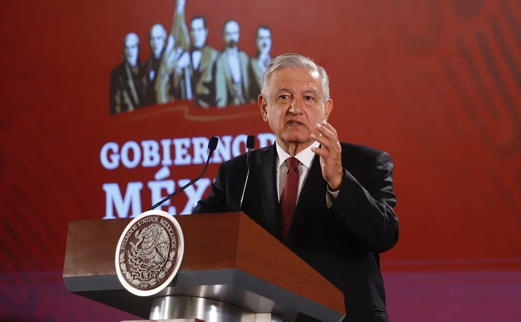 AMLO promete regularizar este año salarios a oficinistas, médicos, policías y soldados