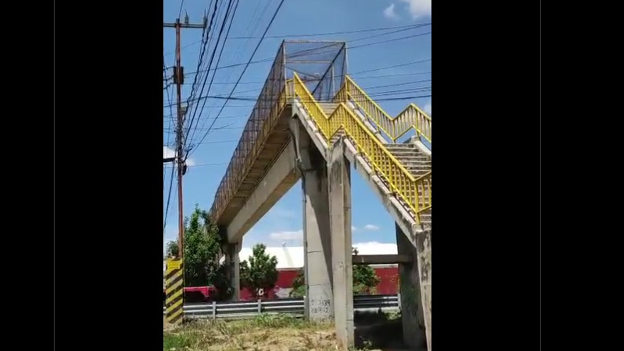 Retiran malla metálica del puente peatonal que fue clausurado en Cuautlancingo  