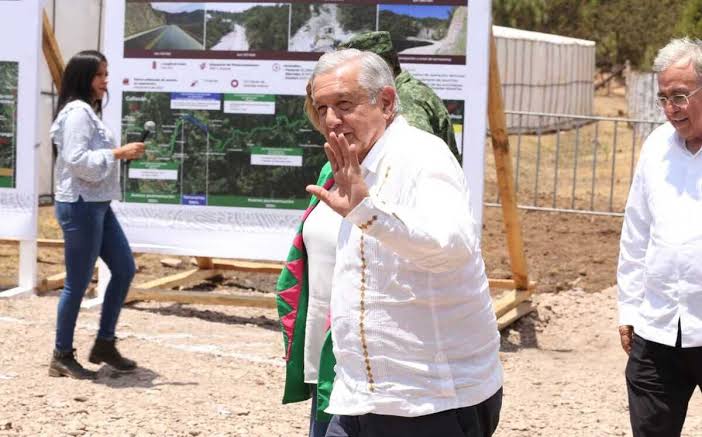 Asegura AMLO que no pasó nada en el "triángulo dorado" tras retén de grupo armado en Badiraguato