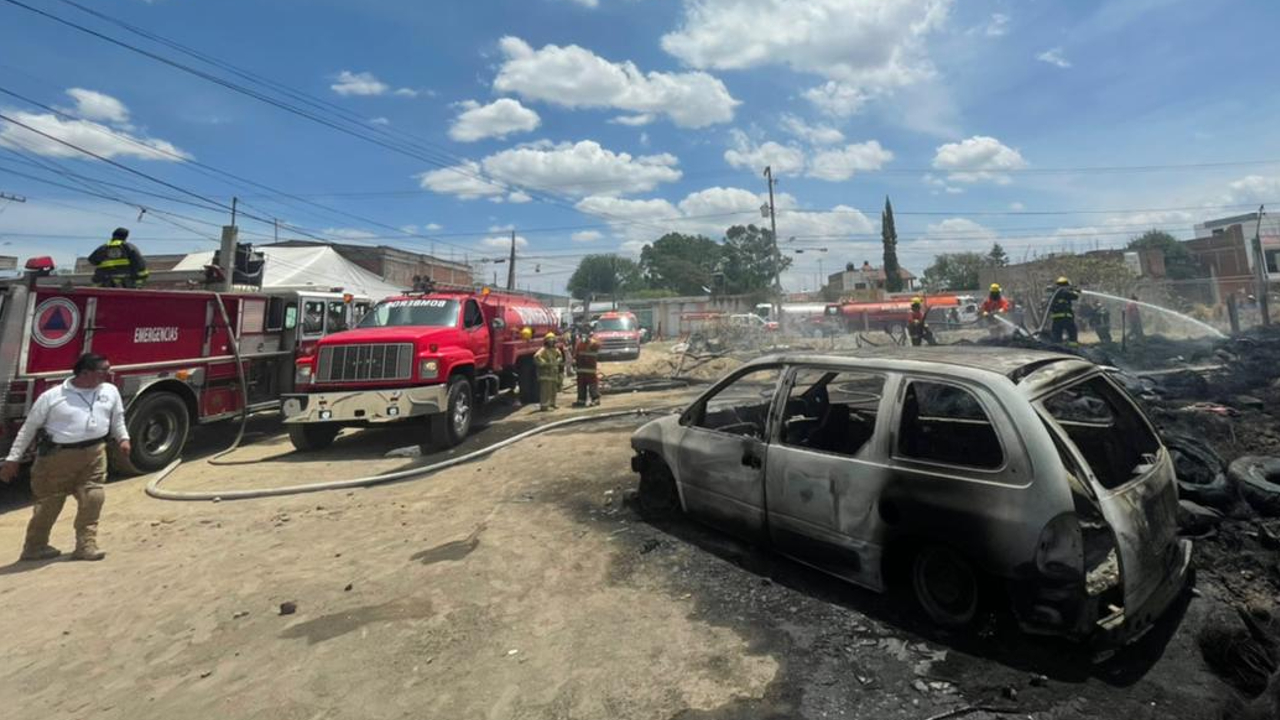 Bomberos lograron sofocar un incendio en un depósito de neumáticos en San Pedro Cholula 