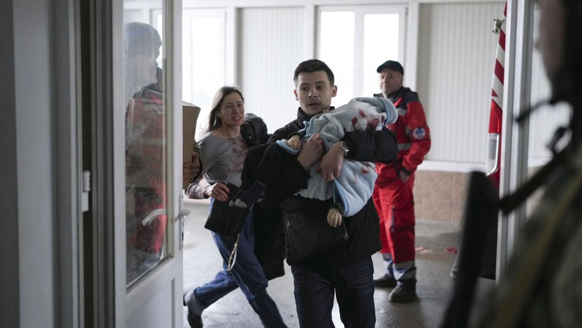 Confirma Zelensky la evacuación de 100 civiles de Mariupol; con apoyo de la ONU estarán evacuando otros más