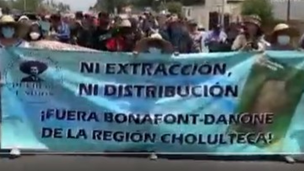 Miembros de la organización de “Pueblos Unidos” vuelven a exigir el cierre de la embotelladora de Bonafont en Juan C Bonilla