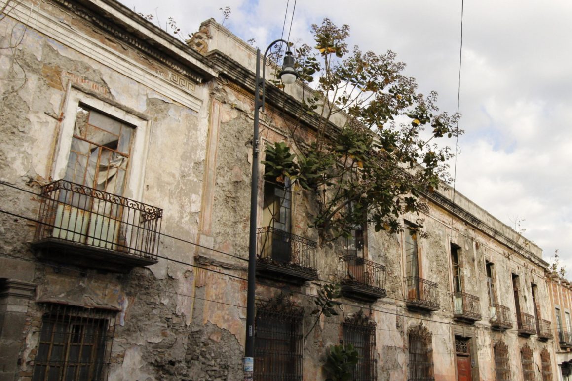 Identifican casonas del centro histórico que son un riesgo para peatones