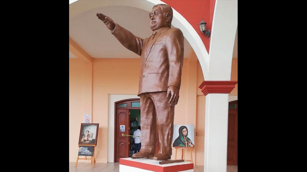 Estatua de Miguel Barbosa fue erigida en Zinacatepec, pero el gobernador ya solicitó que fuera retirada 