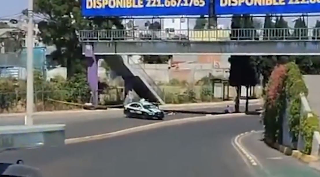 Mujer pierde la vida tras arrojarse de un puente peatonal en Avenida Margaritas y la 11 Sur