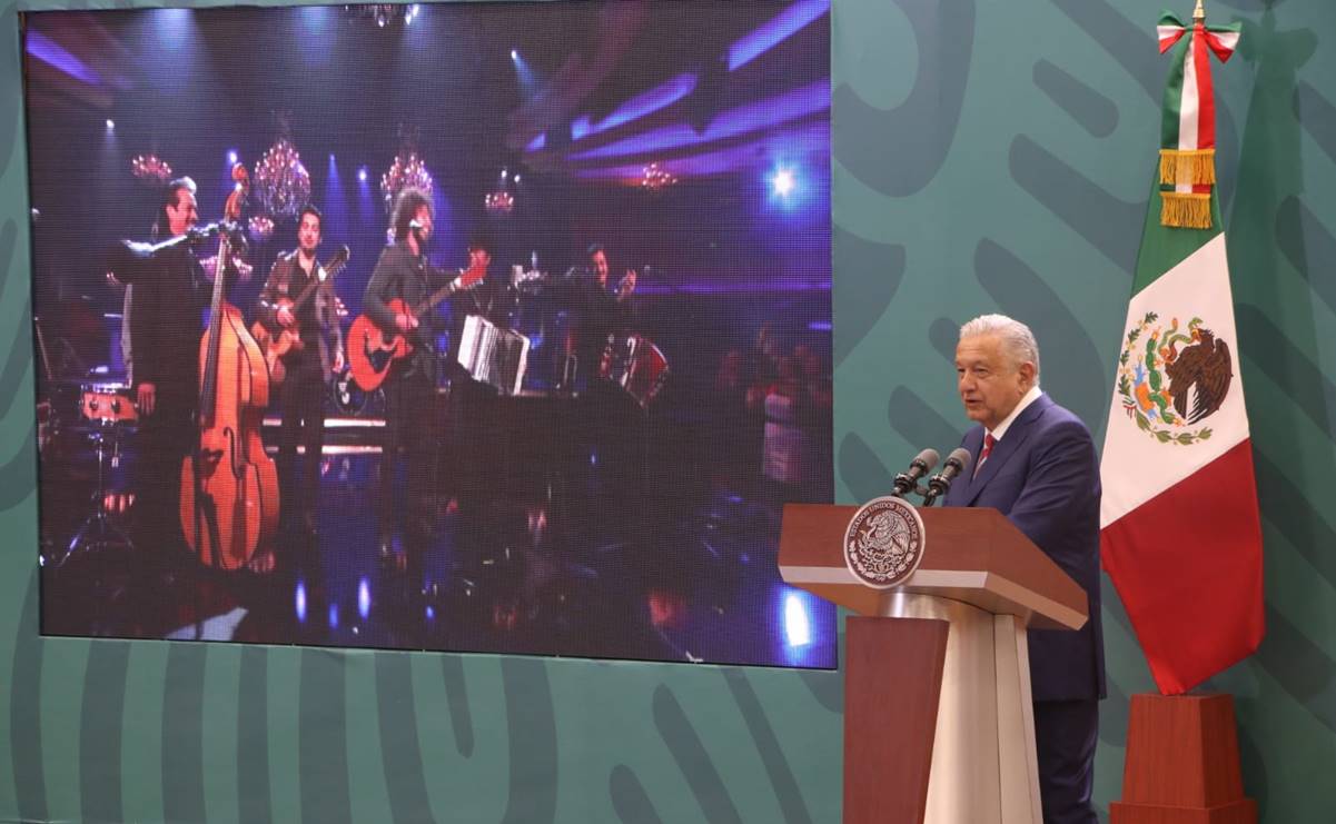 AMLO dedicó canción de los Tigres del Norte a migrantes poblanos en EEUU y a gobernador de Texas