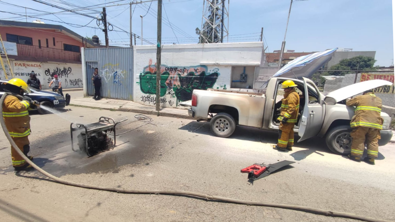 Bomberos de San Pedro Cholula lograron sofocar el incendio de una camioneta 