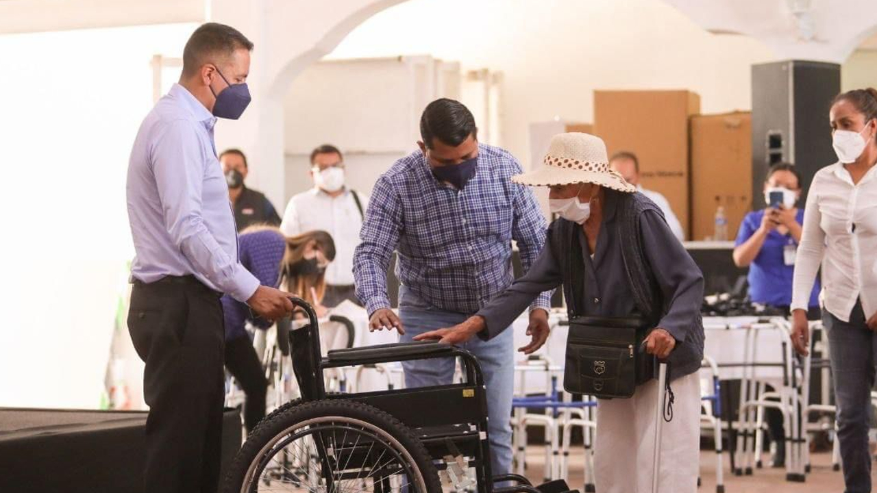 DIF de San Andrés Cholula hizo entrega de materiales ortopédicos a personas con discapacidad