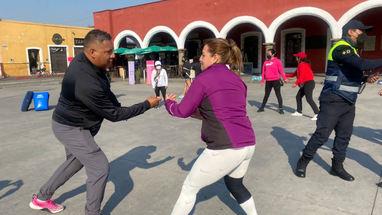 Mamás de San Pedro Cholula reciben un taller de defensa personal 
