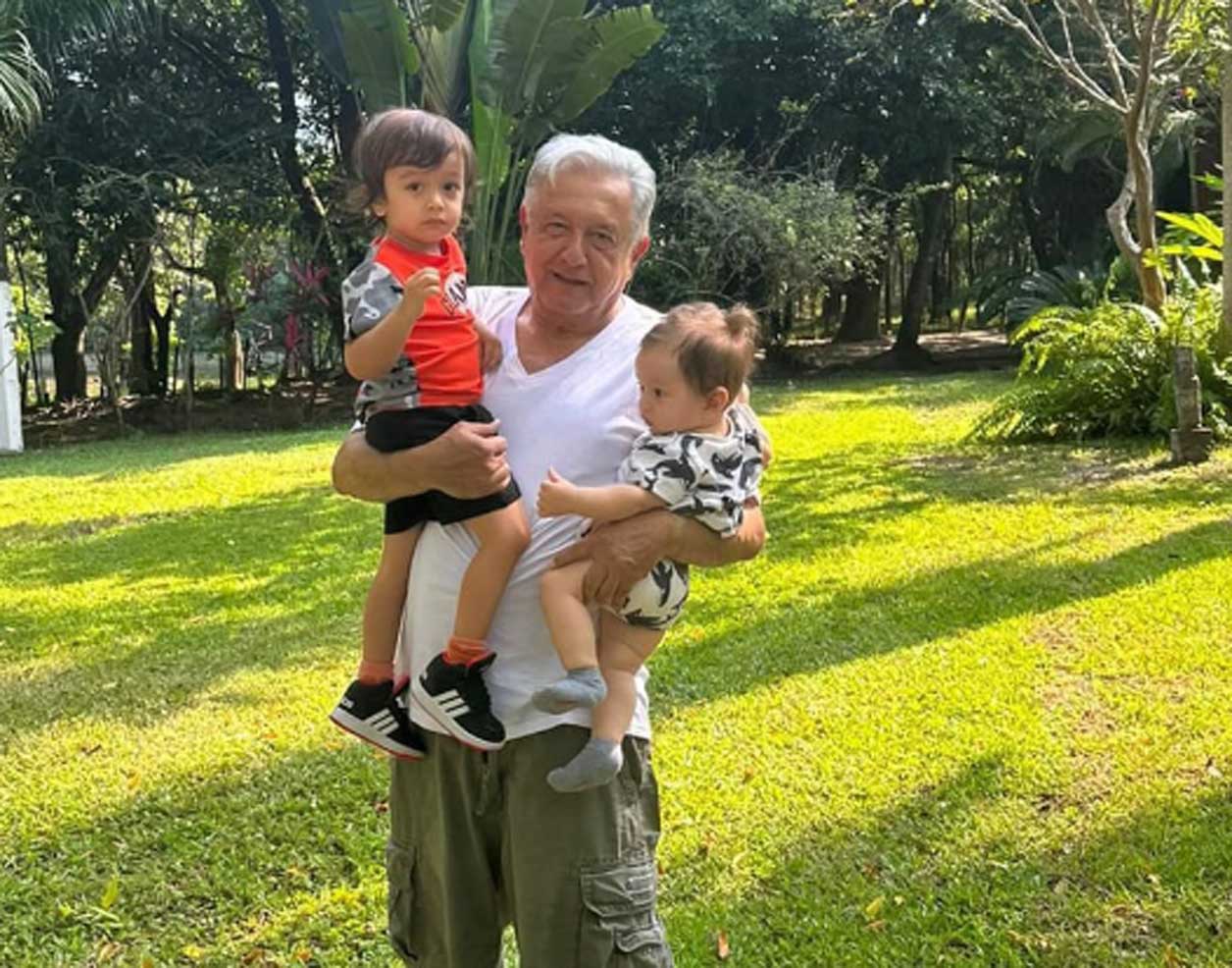 Mientras se realiza mega marcha contra de su reforma electoral, AMLO festeja su cumpleaños en Palenque