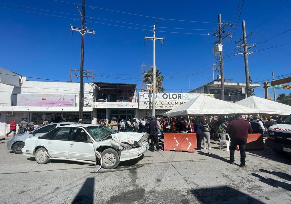 Sujeto atropella a adultos mayores que esperaban cobrar su pensión en Tamaulipas, reportan 10 heridos