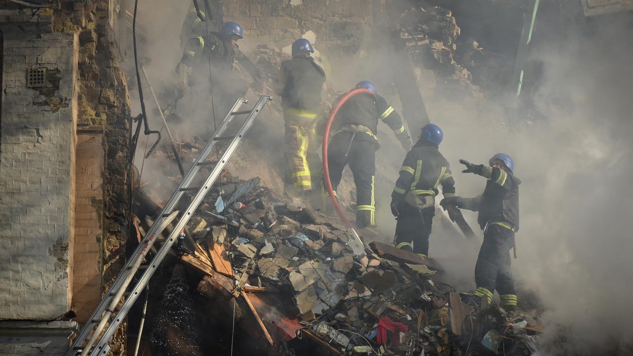 rescatistas ucranianos trabajan limpieza escombros edificio 69