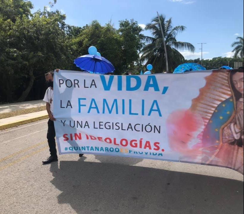 Feministas exigen sancionar a la iglesia por organizar marchas en contra del aborto
