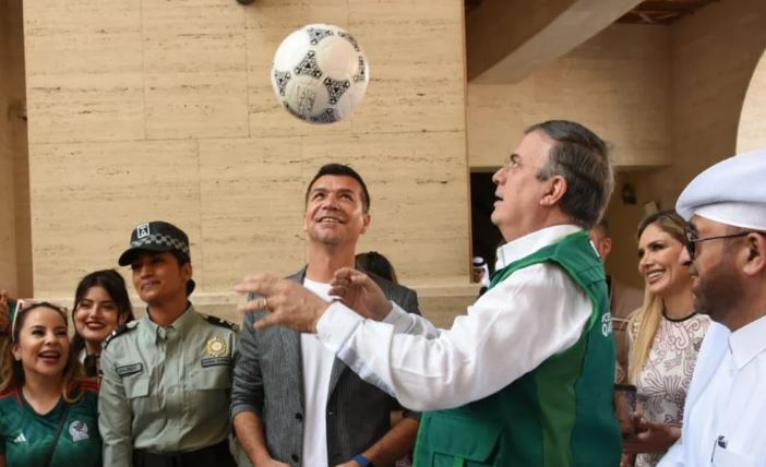 Marcelo Ebrard reprobó acciones de aficionado que llevó alcohol a Qatar: “No es la imagen de México”