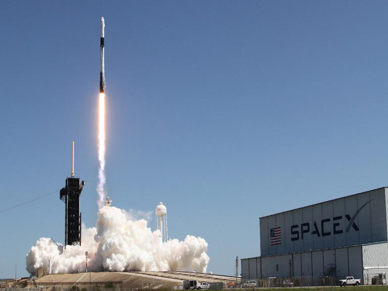 SpaceX lanza cohete Falcon Heavy, el más poderoso del mundo
