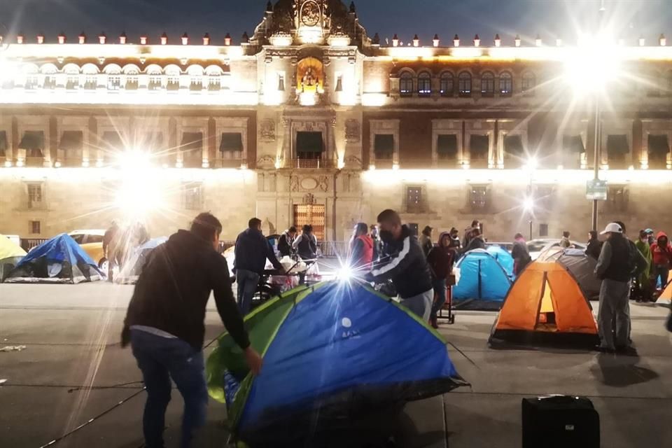 Maestros instalan platón frente a Palacio Nacional para exigir que se atiendan sus demandas