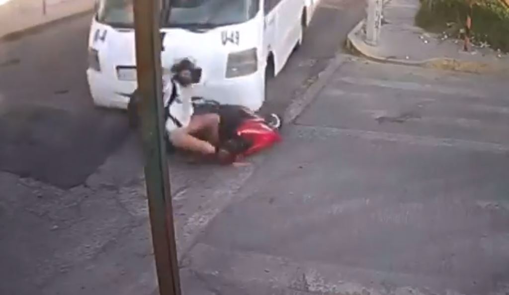 Cámara de vigilancia capta momento en que Ruta 4 atropella a una repartidora de comida (Vídeo)