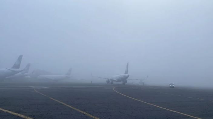 Niebla afectó vuelos y se reportaron fallas en los sistemas de migración del AICM