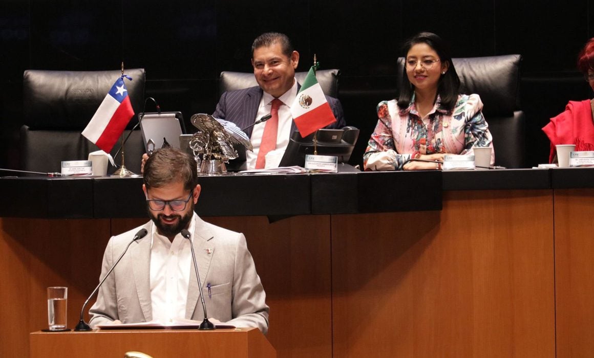 Gabriel Boric llama a no normalizar violencia hacia mujeres y califica de "brutal" la cifra de feminicidios al día en México