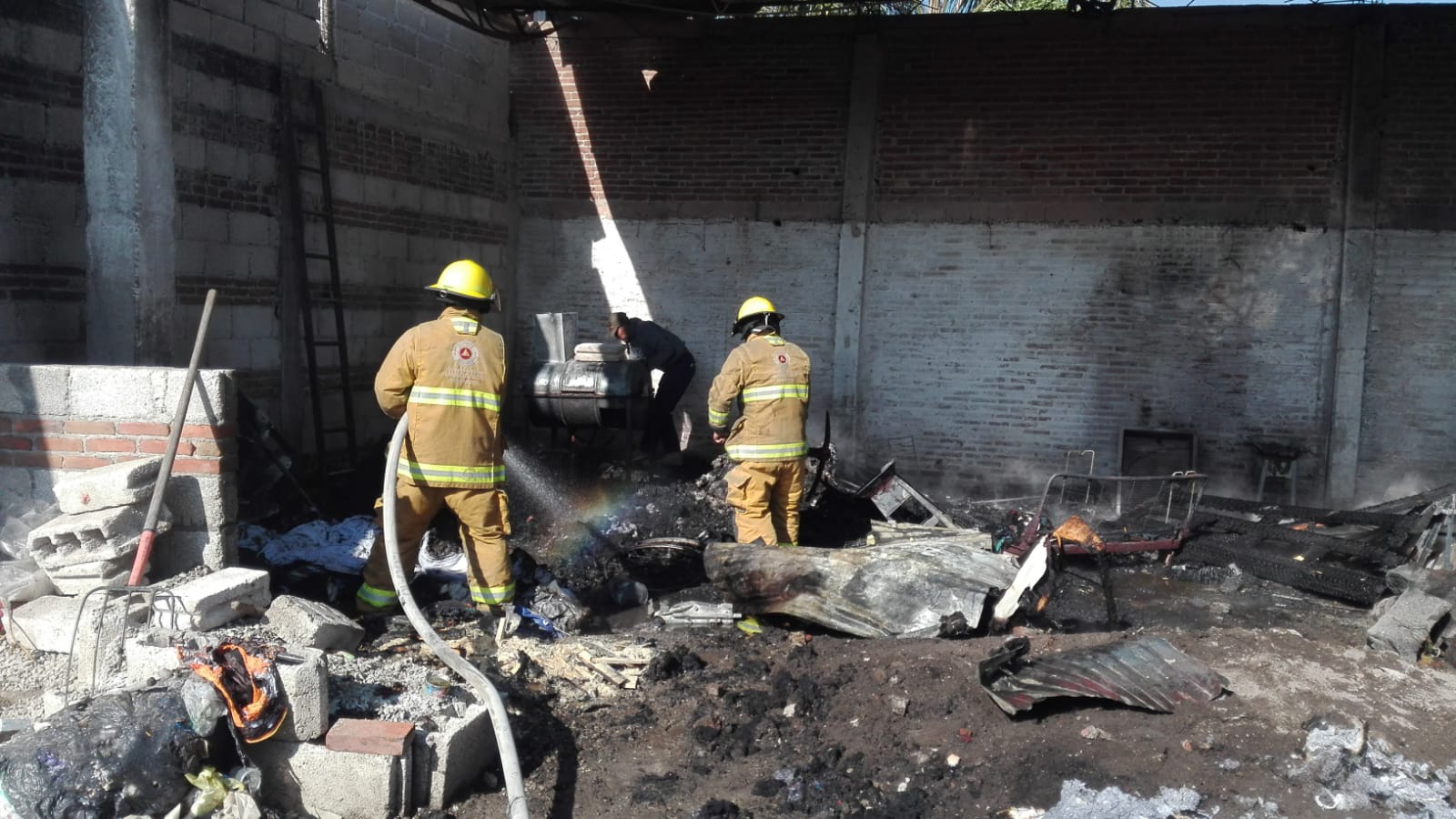 Bomberos de Cholula sofocan incendio en barrio de San Pedro Mexicaltzingo