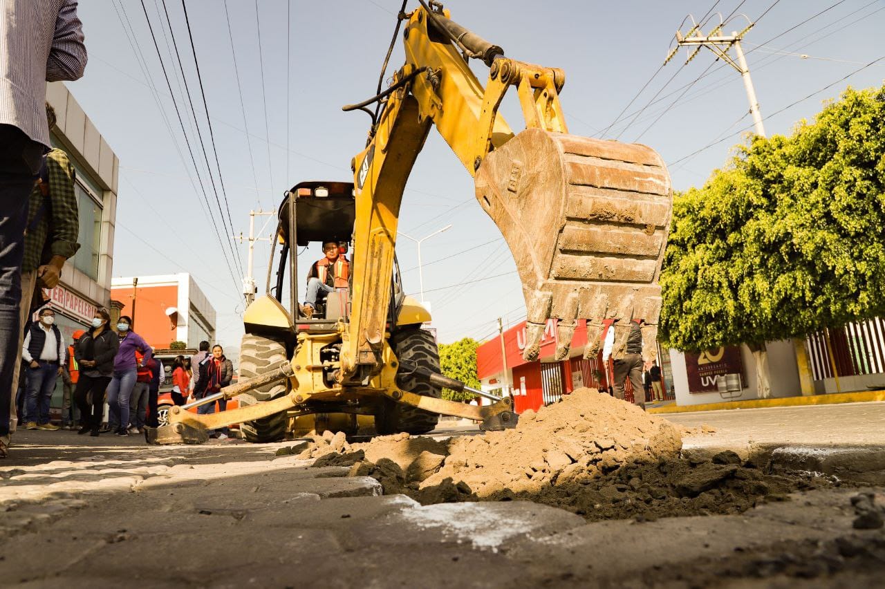 Arranca ayuntamiento rehabilitación y ampliación del drenaje pluvial y sanitario en Camino Real a San Andrés Cholula