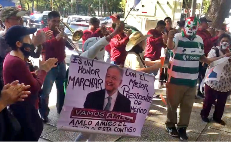 “¡No somos acarreados!”, dicen primeros simpatizantes en llegar para marcha de AMLO