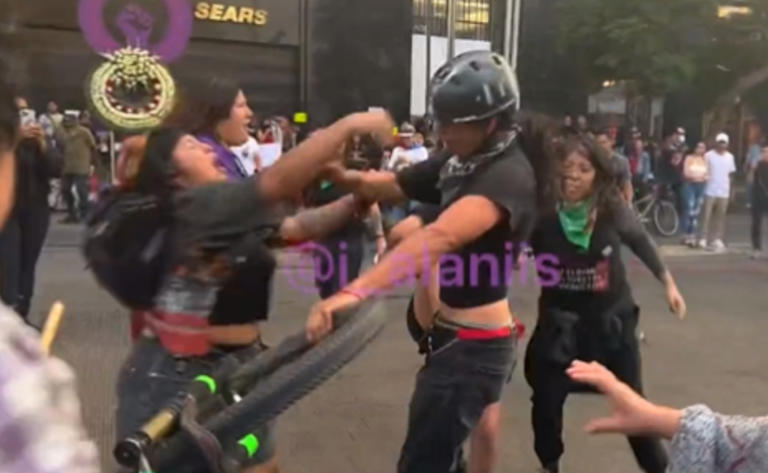 Mujeres golpean a ciclista por atropellar a una menor durante la marcha (Vídeo)