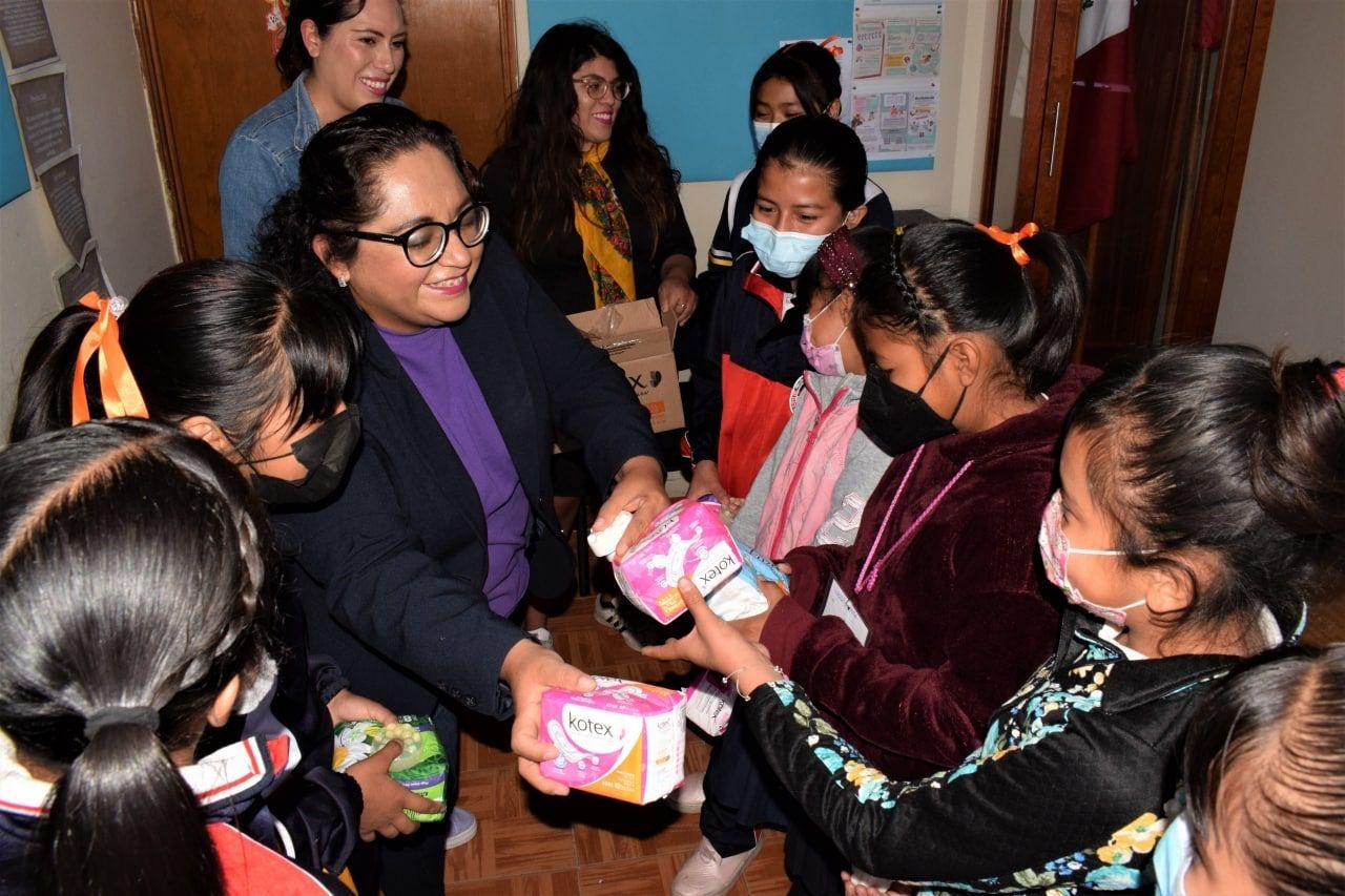 Inicia entrega en juntas auxiliares de SPCH de toallas femeninas como parte del programa   “Por una Menstruación Justa”
