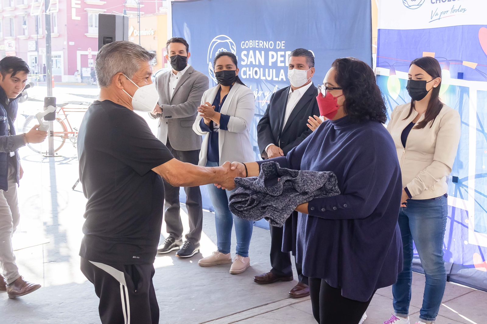Arrancan Paola Angon y María de la Barreda entregas del programa “Abraza un Abue”
