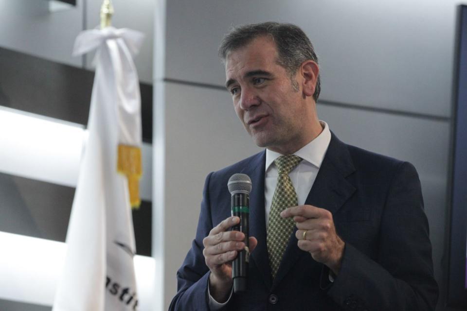 Aclara Lorenzo Córdova que el INE sí hará nueva encuesta sobre el instituto pero hasta 2023