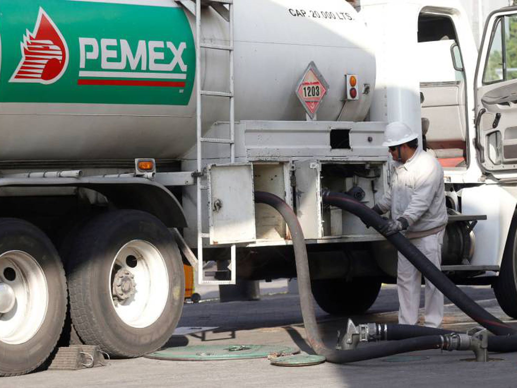 Sector gasolinero plantea acciones para evitar la escasez de combustibles