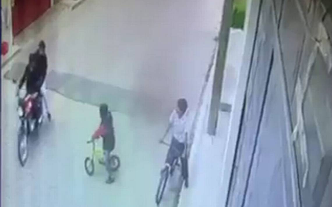Cámaras de vigilancia captaron el momento en el que dos hombres intentan secuestrar a dos niños en Acajete (VIDEO)