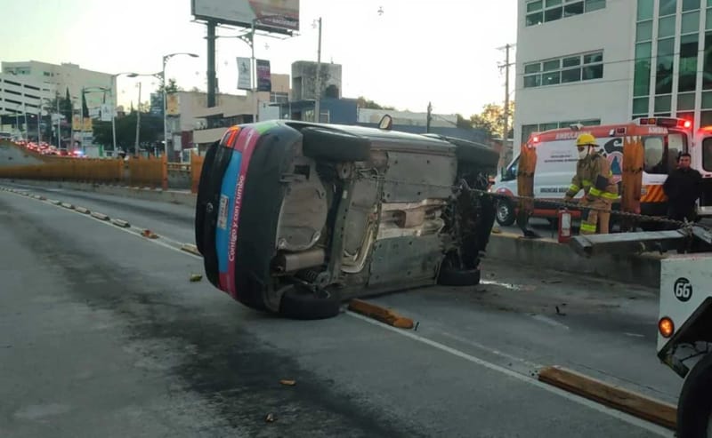 Patrulla recién adquirida termina volcada en distribuidor Juárez Serdán (Vídeo)