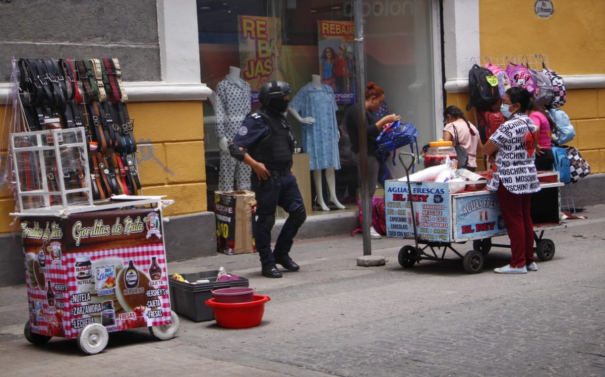 Ambulantes esconden su mercancía en locales previo a los operativos