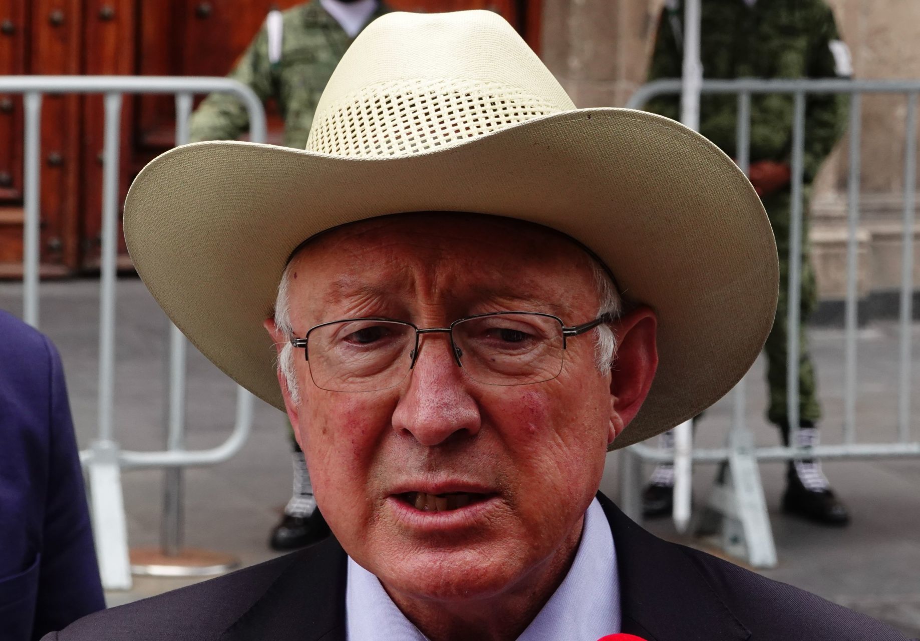 Llega a Palacio Nacional, Ken Salazar para reunirse con el secretario de Hacienda
