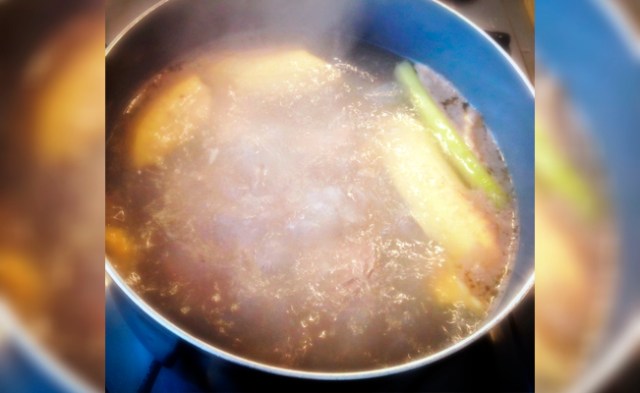 Bebé de 5 meses sufre quemaduras tras caer en olla con comida caliente durante su bautizo