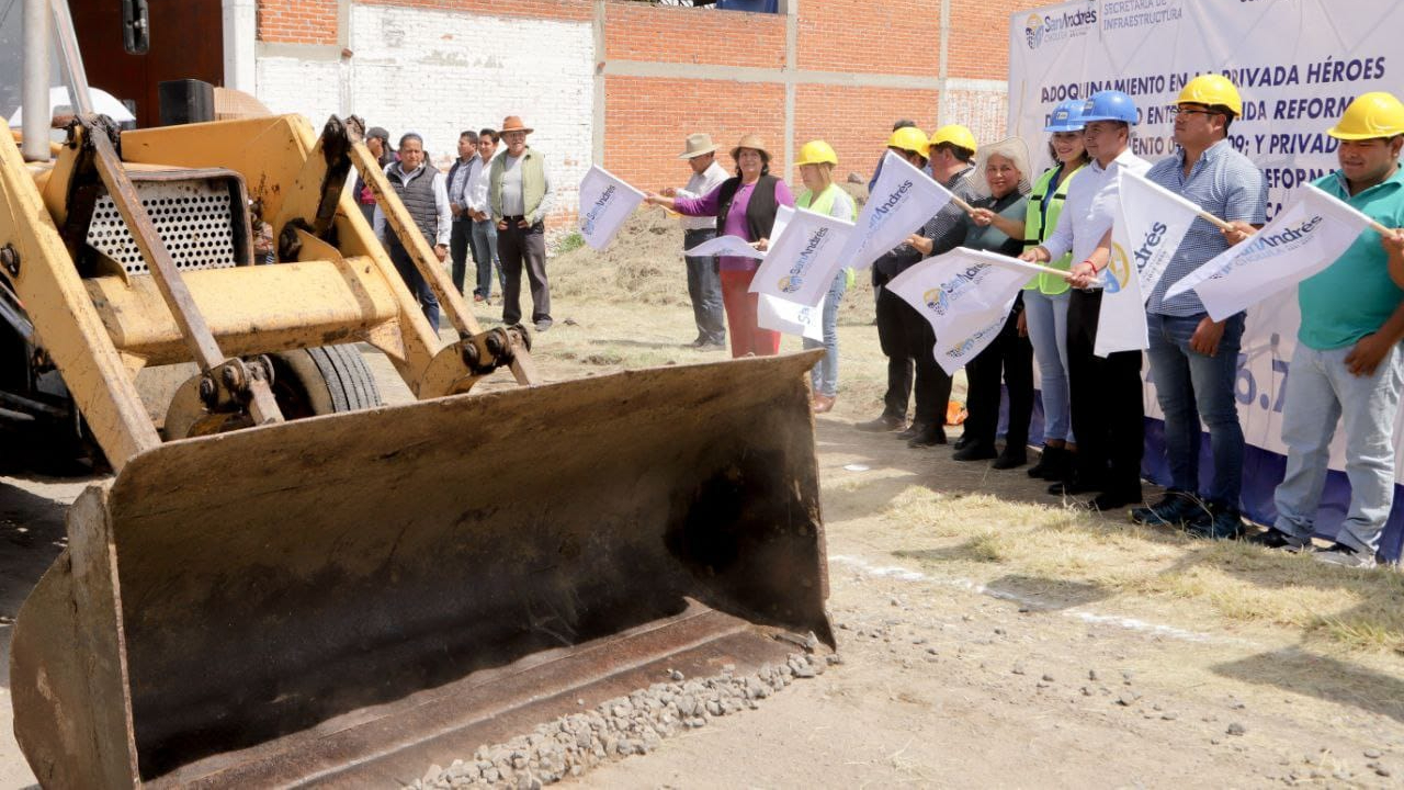 En San Andrés Cholula; iniciaron las labores de adoquinamiento en privadas de San Rafael Comac
