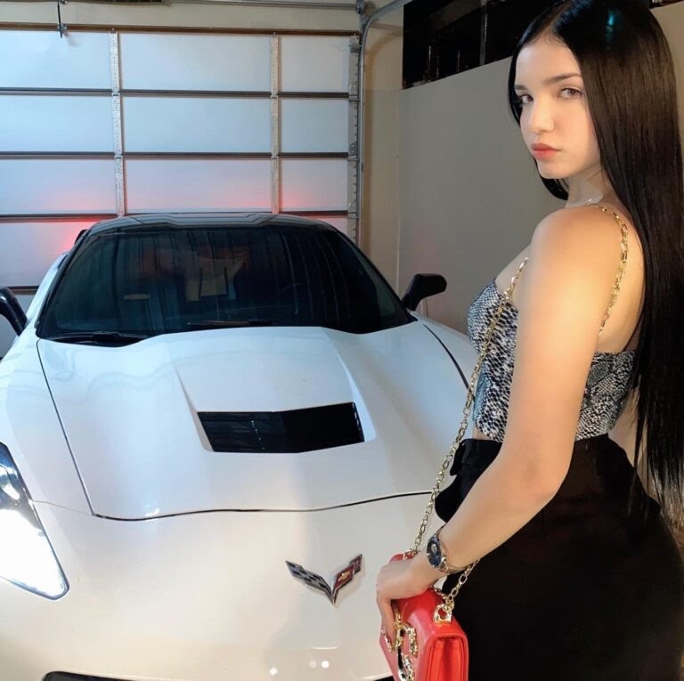 Arrestan a influencer por portación de arma, pero ”Extraño” benefactor la libera