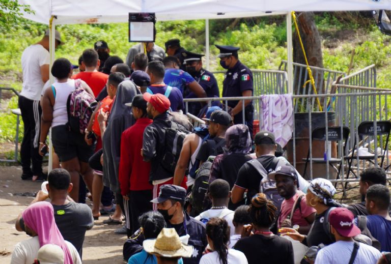 Cientos de migrantes venezolanos cruzan por México para llegar a EU sin importar deportaciones masivas