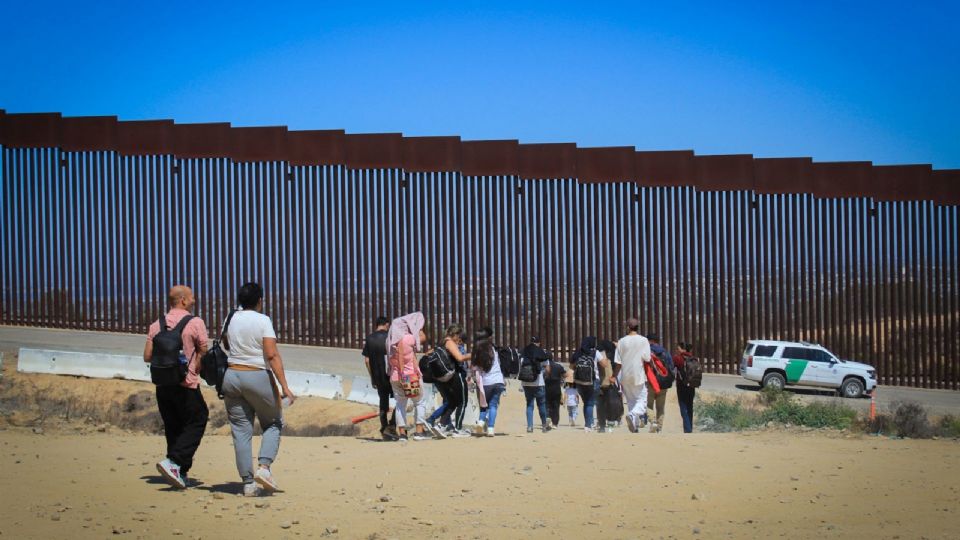 Migrantes venezolanos son regresados de EU y dejados en México con "transporte especial"