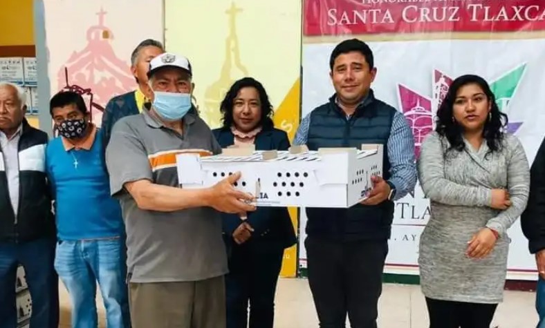 David Martínez del Razo entrega paquetes de apoyo de aves de traspatio en Santa Cruz Tlaxcala