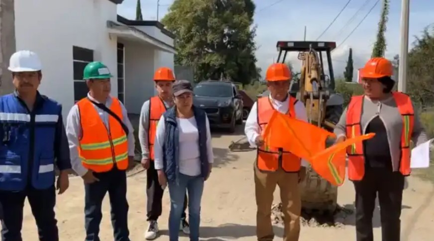 Alcaldesa de Panotla da banderazo de inicio de obra pública de red de drenaje