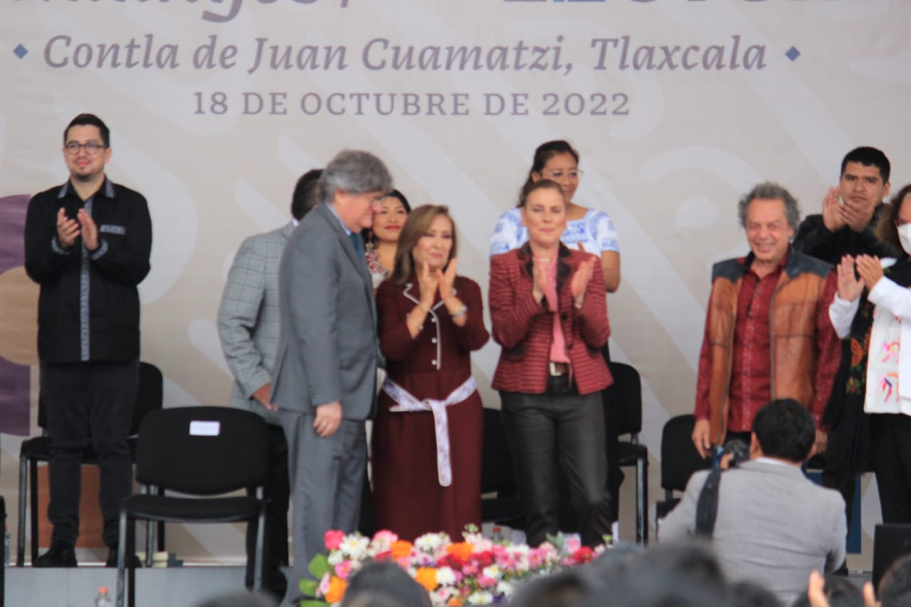 Entregan y fomentan libro de autores tlaxcaltecas y ecuatorianos