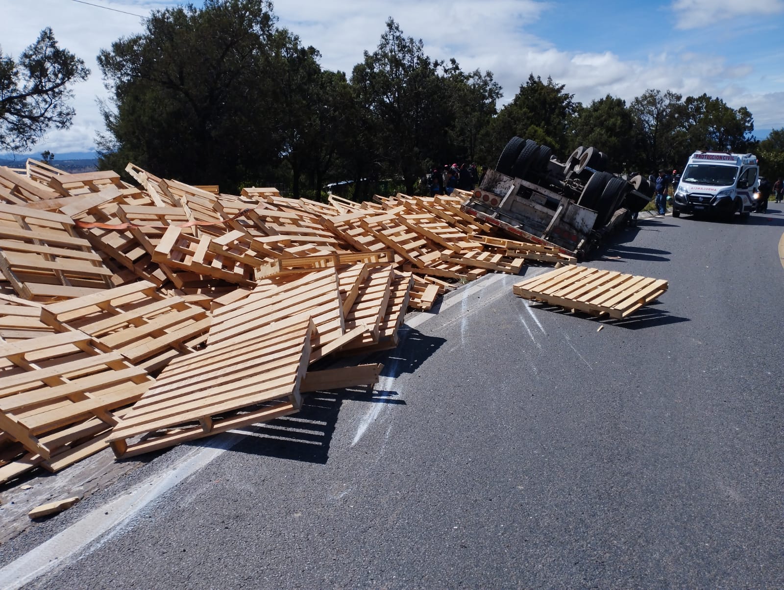 Vuelca camión cargado de tarimas, en Tlaxco; solo hubo daños materiales 