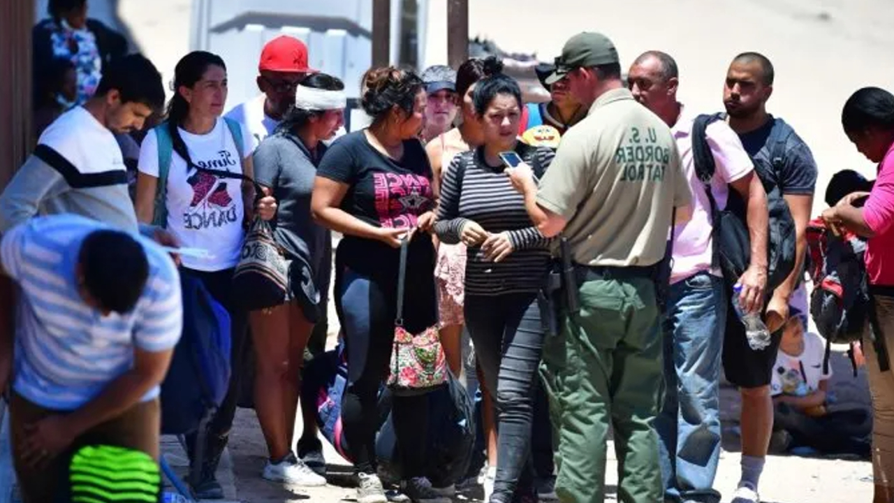 Migrantes Venezolanos se encuentran varados en Ciudad Juárez, tras ser deportados de EUA